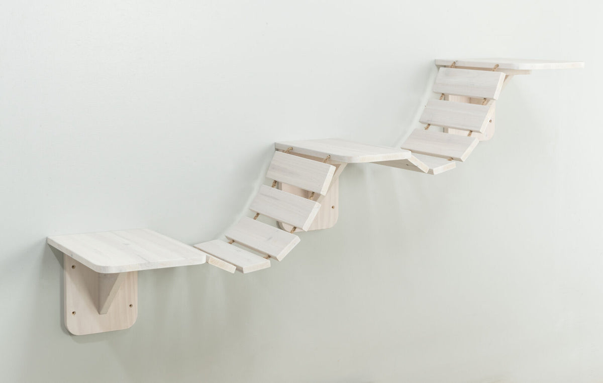 Wandmontiertes, gebogenes Kletterregal aus hellem Holz mit drei Plattformen und verbindenden Latten.