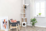 Wohnzimmer mit modernem Kratzbaum, Katze auf mittlerer Plattform, Sessel und Pflanzen, großes Fenster rechts.