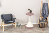 Ein Wohnzimmer mit grauem Sessel, Katze auf rosa Kratzbaum, Holzleiter mit Decke, Korb und Deko auf Holzboden.