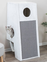 Eine grau-weiße Katze sitzt in einem weißen Kratzbaum mit rundem Ausschnitt und grauer Kratzfläche.