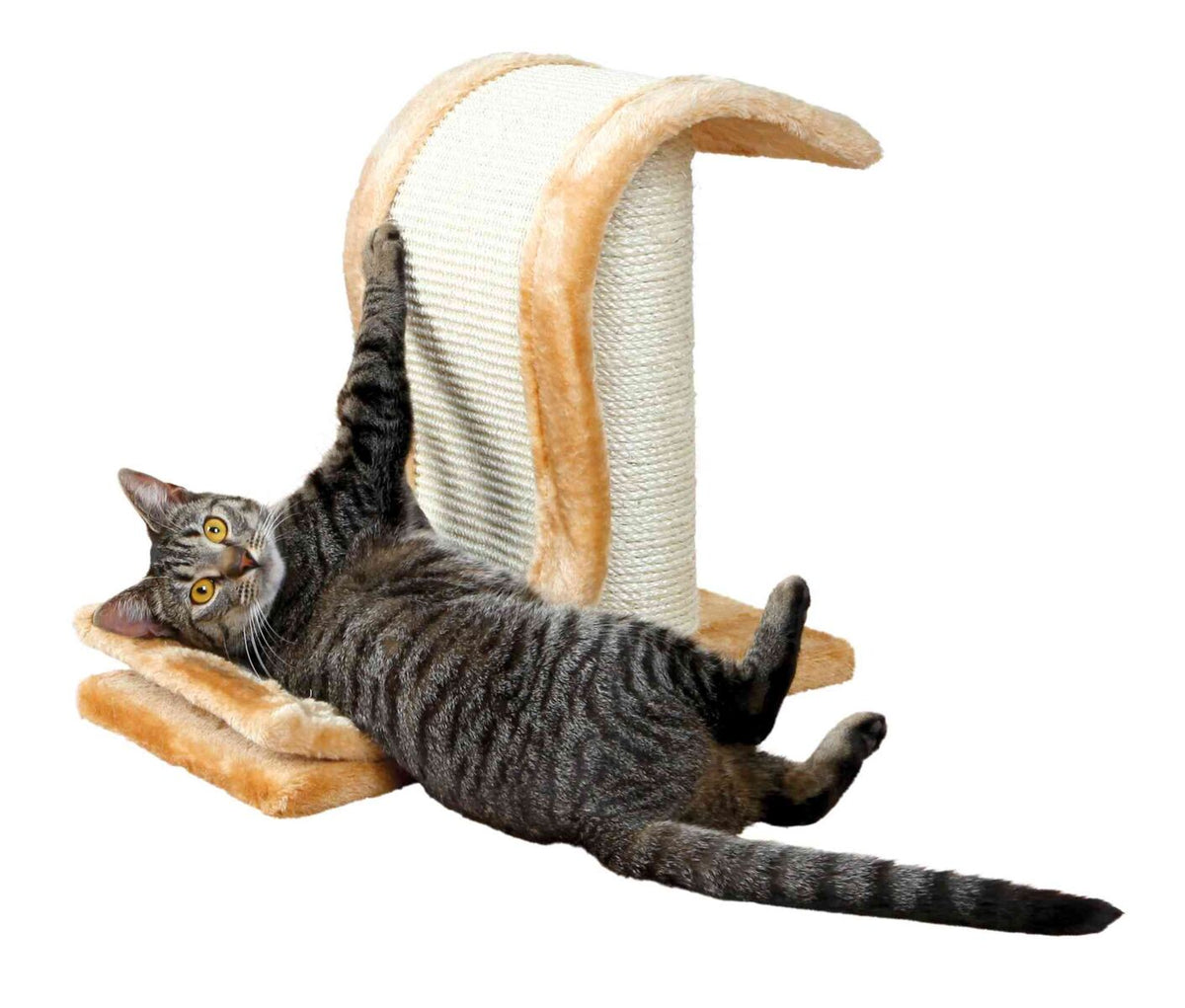 Katze spielt auf einem beige-braunen Kratzbrett mit geschwungener Form, liegend und mit ausgestrecktem Arm.