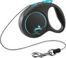 Schwarze Hundeleine mit blauem Design und Griff, schmaler Seilzug und silberner Metallkarabiner.