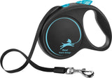Schwarze Hundeleine mit blauem Design auf Griff, Aufdruck "flexi black design", Karabinerhaken am Ende.