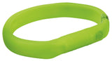 Grünes, ovales Armband aus undurchsichtigem Kunststoff.