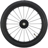 Ein schwarzes Fahrradrad mit speichenartigem Design, einem Ventil am rechten Rand und klar sichtbarer Lauffläche.
