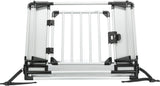 Silbernes und schwarzes Metallgitter mit rechteckiger Form und schwarzen Befestigungselementen.