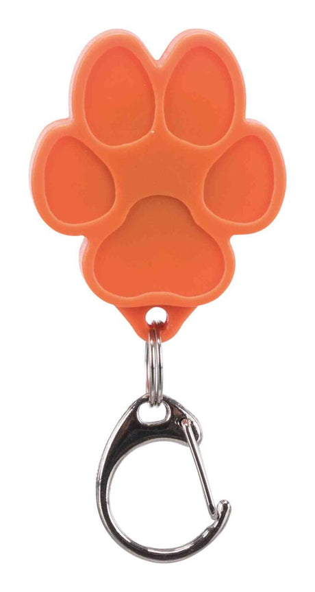 Ein orangefarbener Pfotenanhänger aus Kunststoff mit einem silbernen Karabinerhaken darunter.