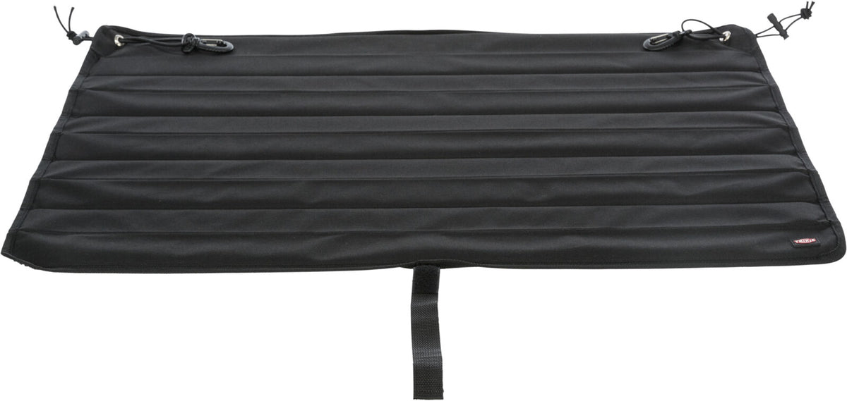 Schwarze, rechteckige Matte mit gestepptem Muster, Befestigungsschlaufen und einer Lasche am Rand.