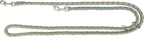 Geflochtene grün-beige Hundeleine mit silbernen Metallclips und einem roten Etikett, das "TRIXIE" zeigt.