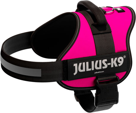 Pinkes Hundegeschirr mit schwarzem Riemen, Griff und sichtbarem "Julius-K9" Logo auf der Seite.