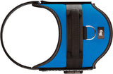 Blaues Hundegeschirr mit schwarzem Rand und Griff, Metallring und Logo auf der Seite sichtbar.