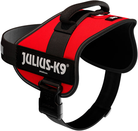 Rotes Hundegeschirr mit schwarzem Griff, Klettverschluss und sichtbarem weißen "JULIUS-K9" Logo.
