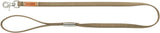Beige Hundeleine mit Metallschnalle und Lederschlaufe, Text "BE NORDIC" auf einem Lederetikett.