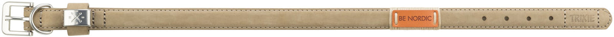 Hellbraunes, flaches Hundehalsband mit Metallschnalle und gesticktem Text "BE NORDIC" auf orangefarbener Plakette.