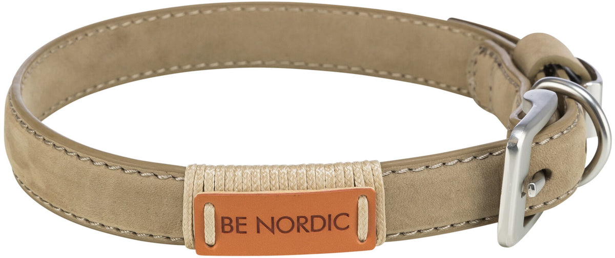 Beiges Hundehalsband aus Leder mit silberner Schnalle und Beschriftung "BE NORDIC" auf braunem Etikett.
