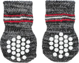 Zwei dunkelgraue Stricksocken mit roten und weißen Streifen sowie weißen runden Noppen auf den Sohlen.