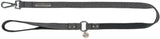 Grauer Hundegurt mit Karabinerhaken und Logo-Plakette, längenverstellbar, aus robustem Material.