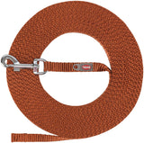 Lange, rotbraune Hundeleine mit Metallhaken und kleinem TRIXIE-Logo auf dem Gurtband.