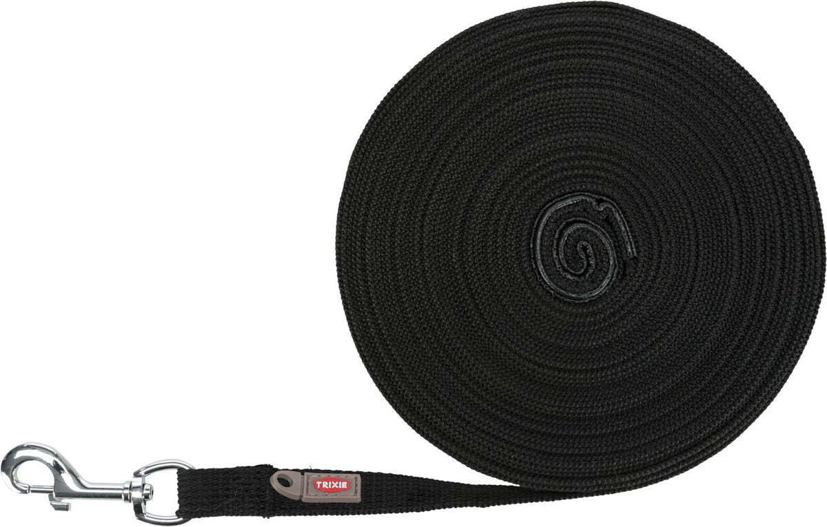 Eine schwarze, aufgerollte Hundeleine mit Karabinerhaken und einem Etikett mit der Aufschrift "Trixie".