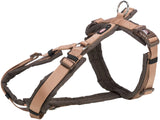 Braunes Hundegeschirr mit verstellbaren Riemen und Metallringen, gepolstert und robust gestaltet.