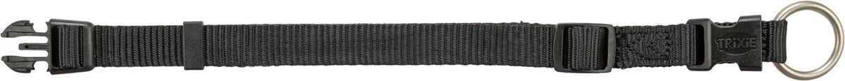 Schwarzes, verstellbares Halsband mit Schnallenverschluss und Metallring, Aufschrift "Trixie" erkennbar.