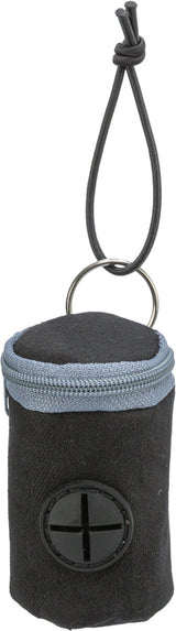 Kleine schwarze zylindrische Tasche mit Kordelzug und Reißverschluss, schwarzer Plastikverschluss vorne.
