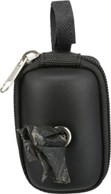 Kleine schwarze Tasche mit Reißverschluss und einer Öffnung, aus der ein schwarzer Plastikbeutel ragt.