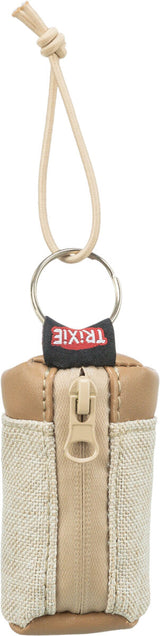 Beigefarbene Tasche mit Reißverschluss und Lederaussehen, an einem Ring mit hellen Schnüren befestigt.