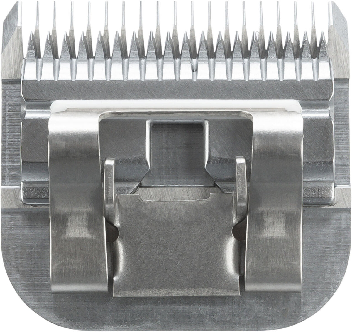 Metallschneideklinge mit feinen, gleichmäßigen Zähnen auf einer Metallplatte, silbern glänzend.