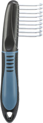 Schwarzer und blauer Kamm mit gebogenen Metallzinken, ergonomischem Griff und blauem Strukturdetail.