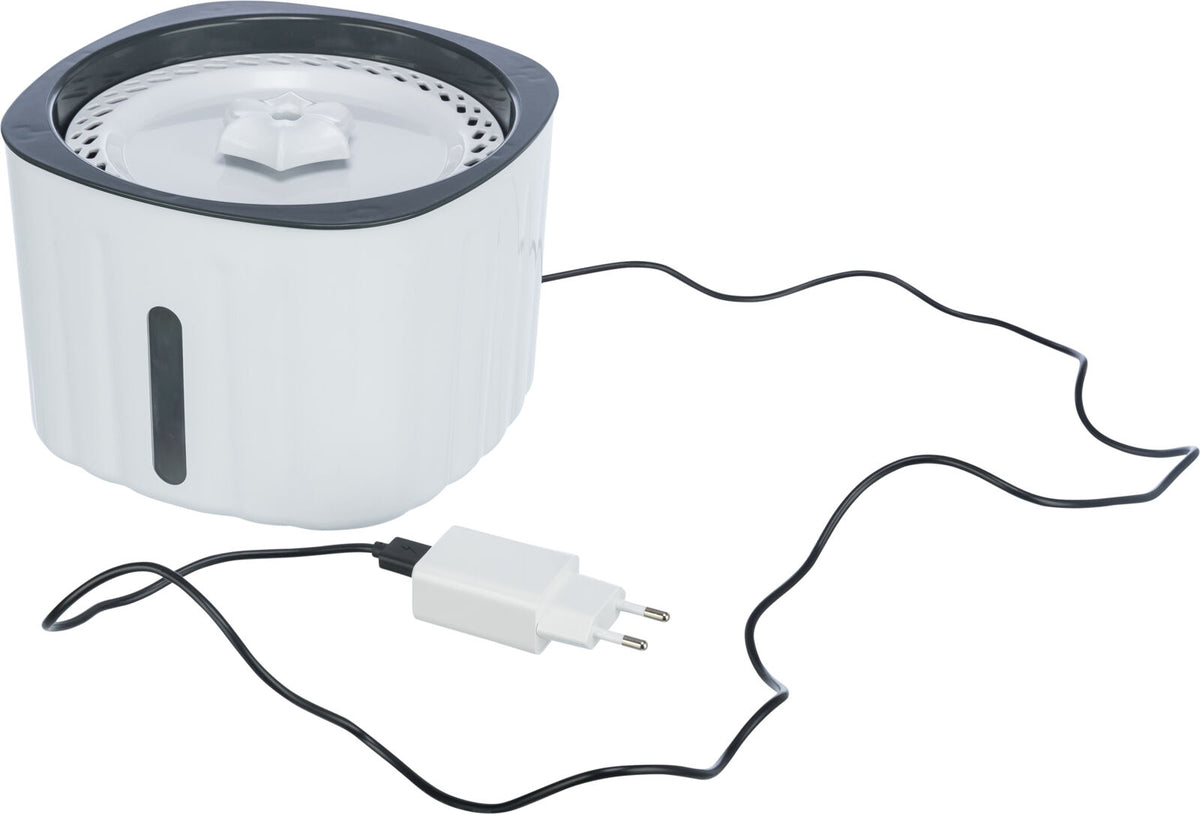 Elektrischer Trinkbrunnen in Weiß mit abgerundetem Deckel, schwarzem Rand und Steckerkabel.