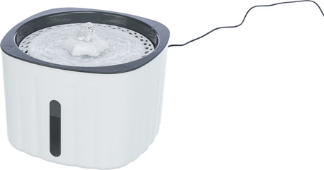 Weißer, runder Trinkbrunnen mit schwarzem Rand und sprudelndem Wasser, Kabel an der Seite.