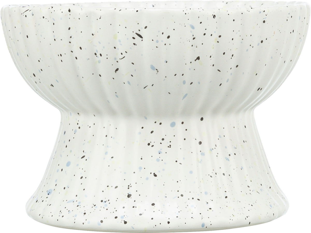 Weiße, gesprenkelte Schüssel mit erhabenem, geripptem Design und breitem Fuß.