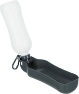 Tragbare Trinkflasche mit schwarzem Napf und weißer Flasche, seitlich angebrachter Karabinerhaken.