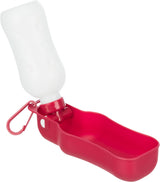 Rote Wasserflasche mit weißem Behälter und integriertem Trinknapf, Karabinerhaken an der Seite befestigt.
