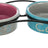 Doppelnapf-Set in Metallhalterung, links grauer Napf mit pinker Innenseite, rechts blauer Napf, beide mit Schriftzug.