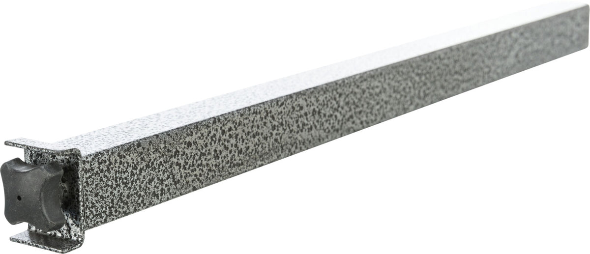 Graue, längliche Metallstruktur mit gesprenkelter Oberfläche und einem schwarzen Element an einem Ende.