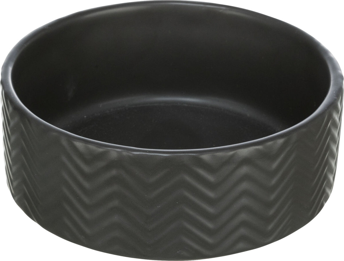 Runde, schwarze Schale mit Zickzackmuster an den Seiten, glatt und gleichmäßig gefärbt.