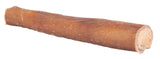 Brauner, zylindrischer Kauknochen mit Textur und sichtbaren Fasern auf weißem Hintergrund.