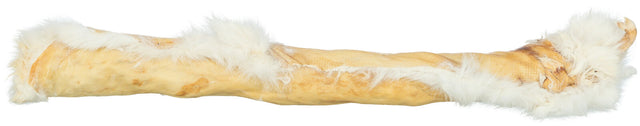 Kauknochen mit weißem Fell dekoriert, länglich, beige Farbe, Oberfläche unregelmäßig strukturiert.