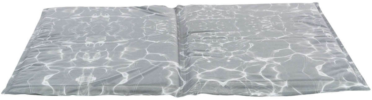 Grau-weiße Matte mit einem Muster, das an Wasserwellen erinnert, flach auf einem weißen Hintergrund liegend.