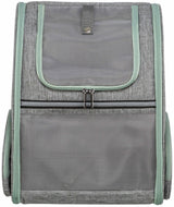 Grauer Rucksack mit grünen Akzenten, zwei Reißverschlüssen und einer Druckknopflasche auf der Vorderseite.