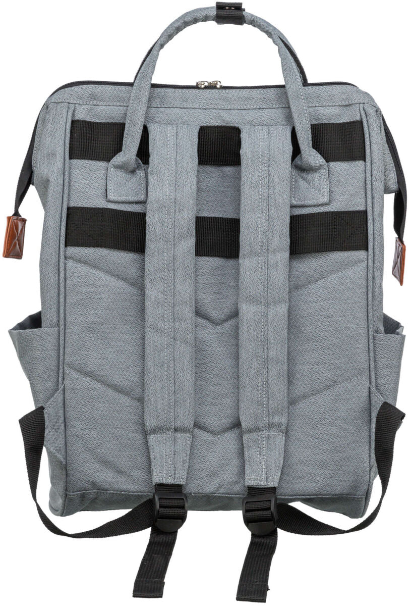 Grauer Rucksack mit schwarzen Riemen, seitlichen Taschen und Reißverschluss oben, zeigt die Rückseite.