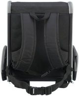 Schwarzer Rucksack mit gepolsterten Schultergurten und Hüftgurt, seitliche Taschen mit Reißverschlüssen.