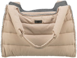 Beige Tragetasche mit gestepptem Design, weichem grauem Innenfutter und einem Etikett mit der Aufschrift "TRIXIE".