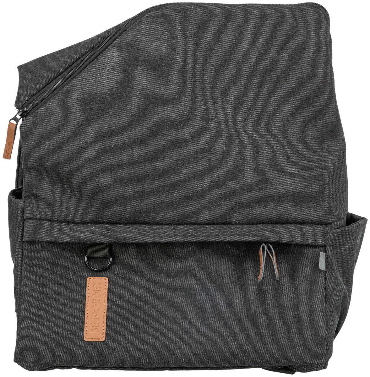 Grauer Rucksack mit Reißverschluss und kleiner Vorlasche mit beiger Lasche, Beschriftung "BE NORDIC".
