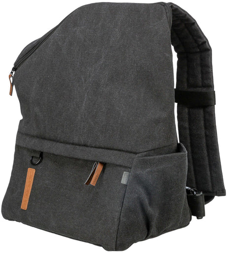Schwarzer Rucksack mit Reißverschluss, Fronttasche, zwei Tragegurten und braunem Etikett.