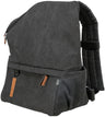 Schwarzer Rucksack mit Reißverschluss, Fronttasche, zwei Tragegurten und braunem Etikett.