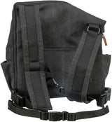 Schwarzer Rucksack mit zwei verstellbaren Schultergurten, Reißverschlussfach und Schnallen auf hellem Hintergrund.
