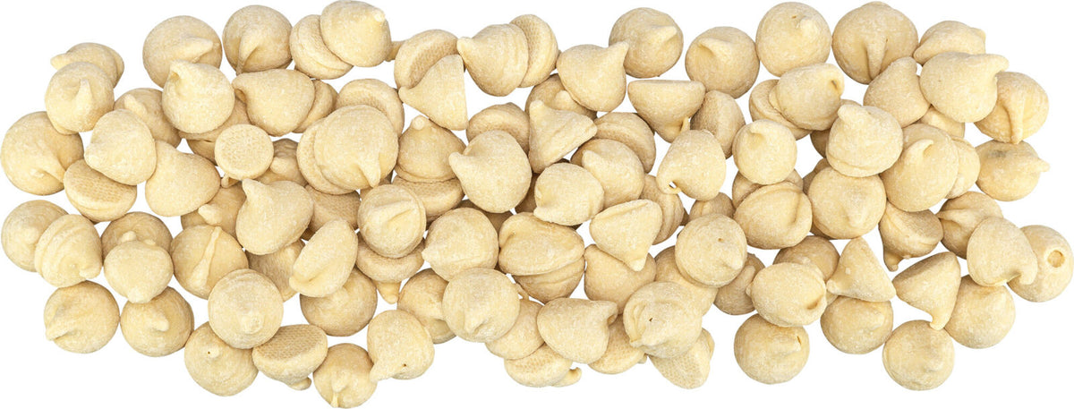 Mehrere beige, muschelförmige Teigtaschen liegen dicht nebeneinander auf einer weißen Oberfläche.
